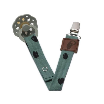 Hi Little One - zawieszka do smoczka z organicznej bawełny GOTS Leopard Green Forest